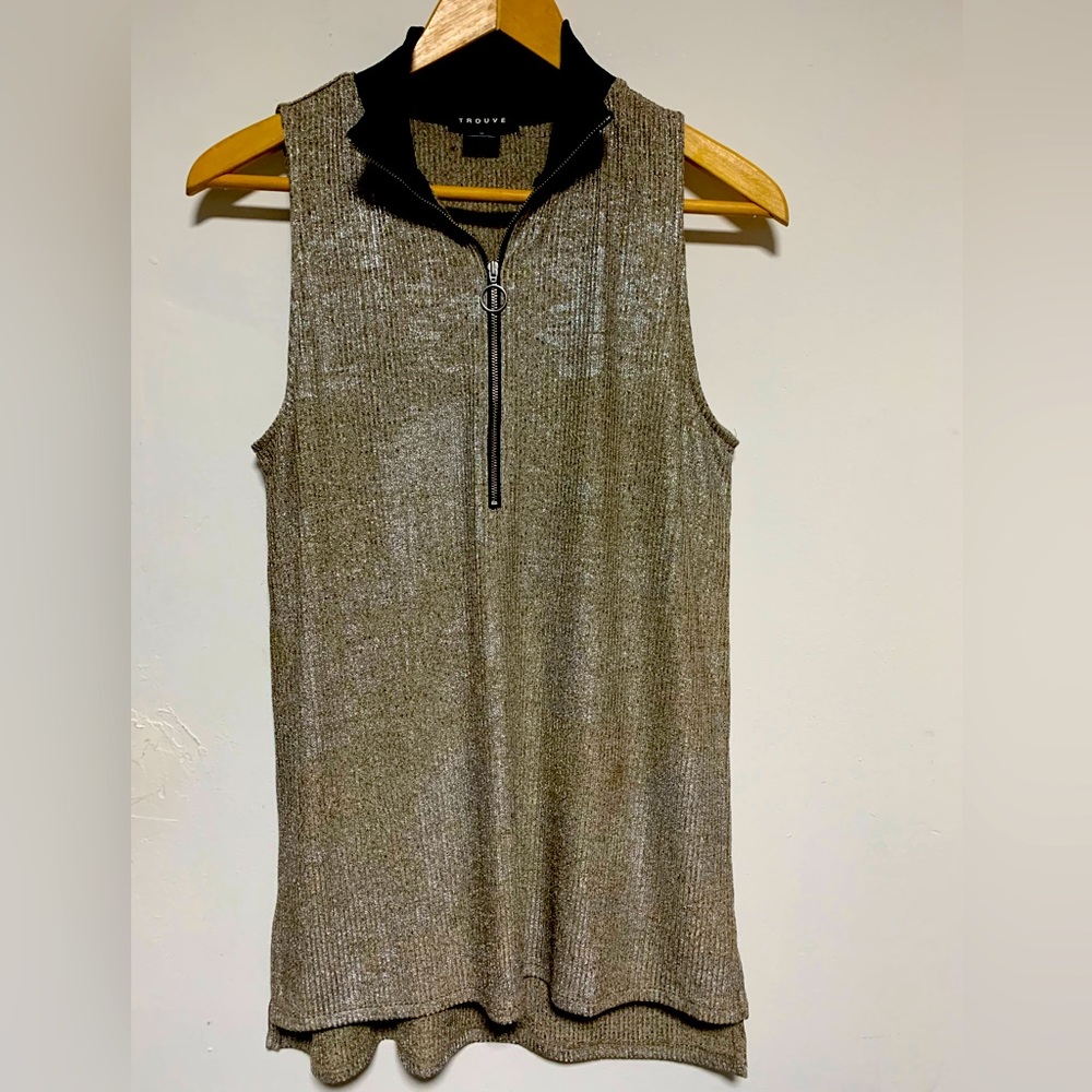 Trouve, Size M, Black and Gold, Collared, Zip Front, Sleeveless, Pullover.